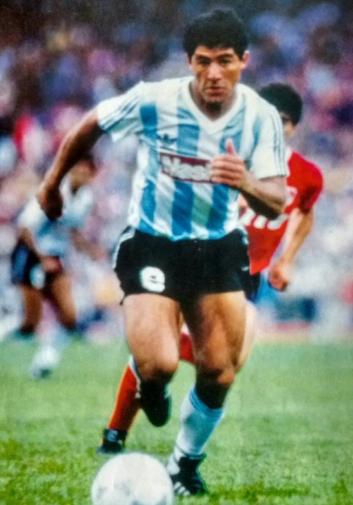 Hoy festeja su cumpleaños Ramón Ismael Medina Bello (29 de abril de 1966, Gualeguay - Entre Ríos). El "mencho" jugó 124 partidos entre 1986 y 1989 y convirtió 26 goles. Campeón de la Supercopa en 1988.