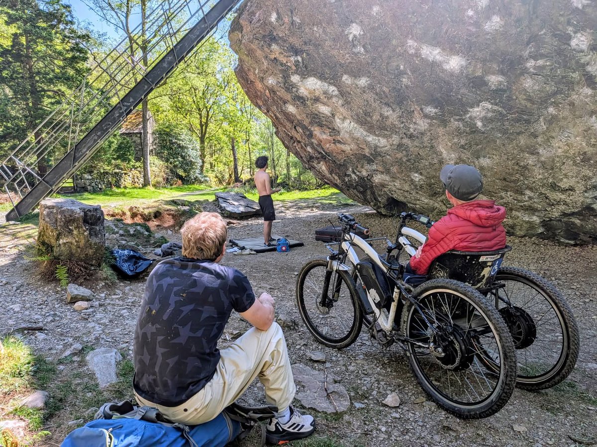 Dunc10in10's tweet photo. Great to be back at The Bowder Stone in the sunshine🌞. Xander was getting some top tips from Duncan Booth and Adam Hocking ❤️.#climbinglegends #StopMS #nocurealwayshope https://t.co/Q6pW7n1JDg