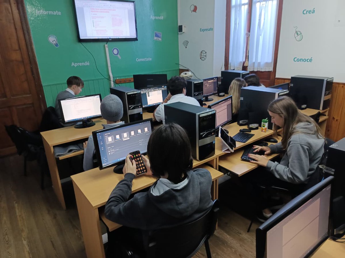 pd_santamaria's tweet photo. NTICx de Cuarto año de la Escuela Secundaria Parroquial S. María.
Hoy miércoles 29 de abril comenzaron a dictarse las clases de dicha materia, a cargo de la profesora Verónica Rolhaiser, las mismas se dictarán, los días miércoles de 09.20 a 11.20 horas., durante todo el año. https://t.co/EVaj8A7KNM