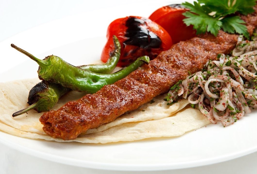 Kullanıcı puanlamasına göre İstanbul Anadolu yakasının en iyi kebapçıları belli oldu;

1- Dede Ahmet Kebap (Üsküdar) 4.9

2- Kebapçı Tevfik Usta (Ataşehir) 4.8

3- Sofra Han (Kadıköy) 4.8

4- Kebapçı Erdal Usta (Pendik) 4.8

5- Sanat Ocakbaşı (Ataşehir) 4.8