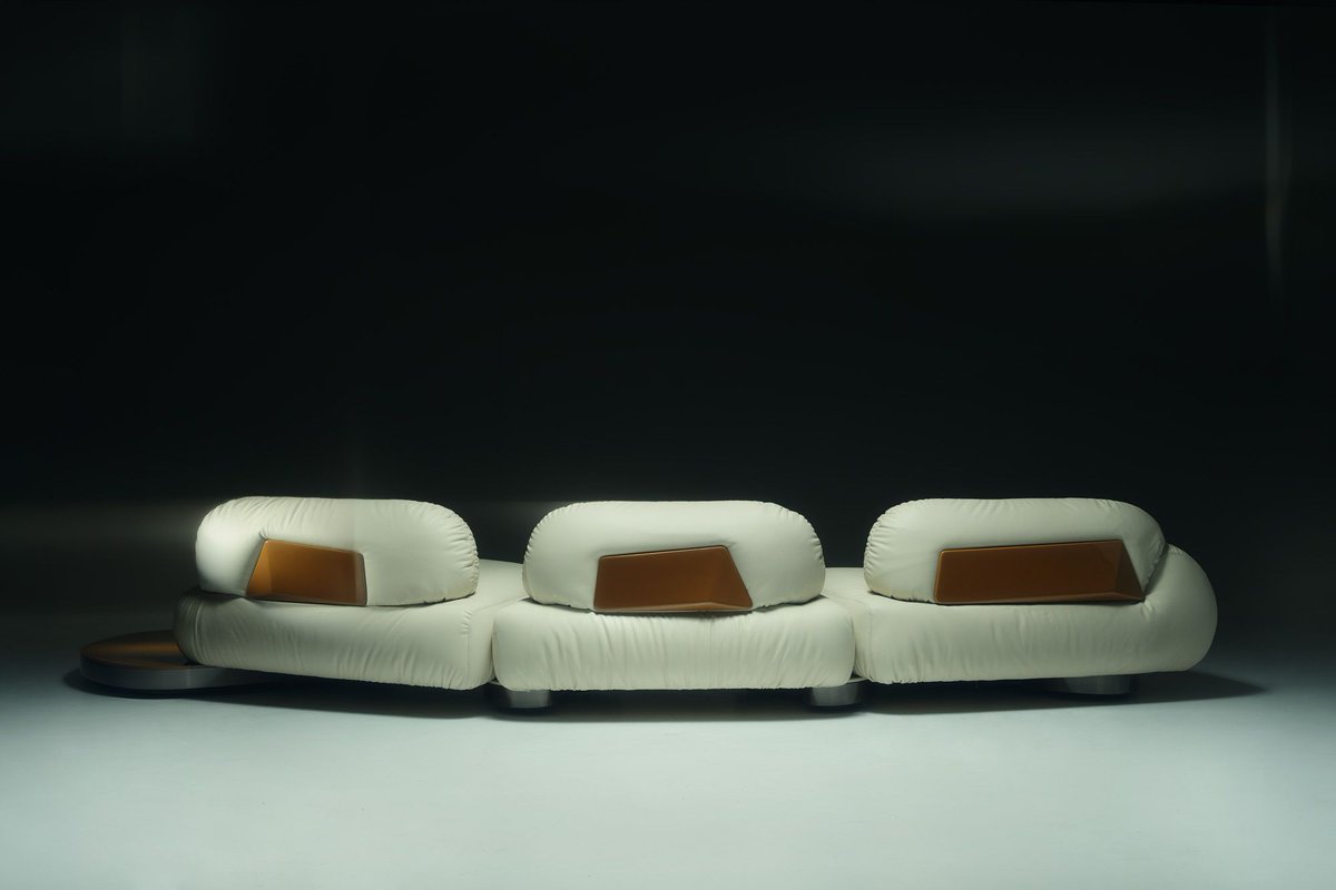 livingfinds_com's tweet image. Minimalism is officially dead.

Milan Design Week 2026 showed the bold new era: lacquered sofas, sculptural tables, maximalist walls.

Your neutral cocoon?

So 2025. #DesignTrends

 (1/2)