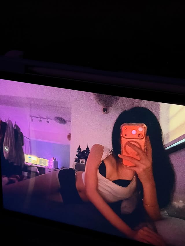 LRDbeauties69's tweet photo. i dont normally post on thursdays but anyone remembers her moan and "make out" photo leak~~ i am sure there are few here https://t.co/JYQ3CCZYba