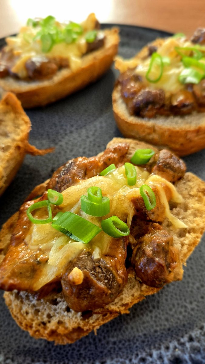 der_veganer's tweet image. Champignon Baguettes.
(Schön die Fresse verbrannt, wie beim Original 🥹)
#GoVegan