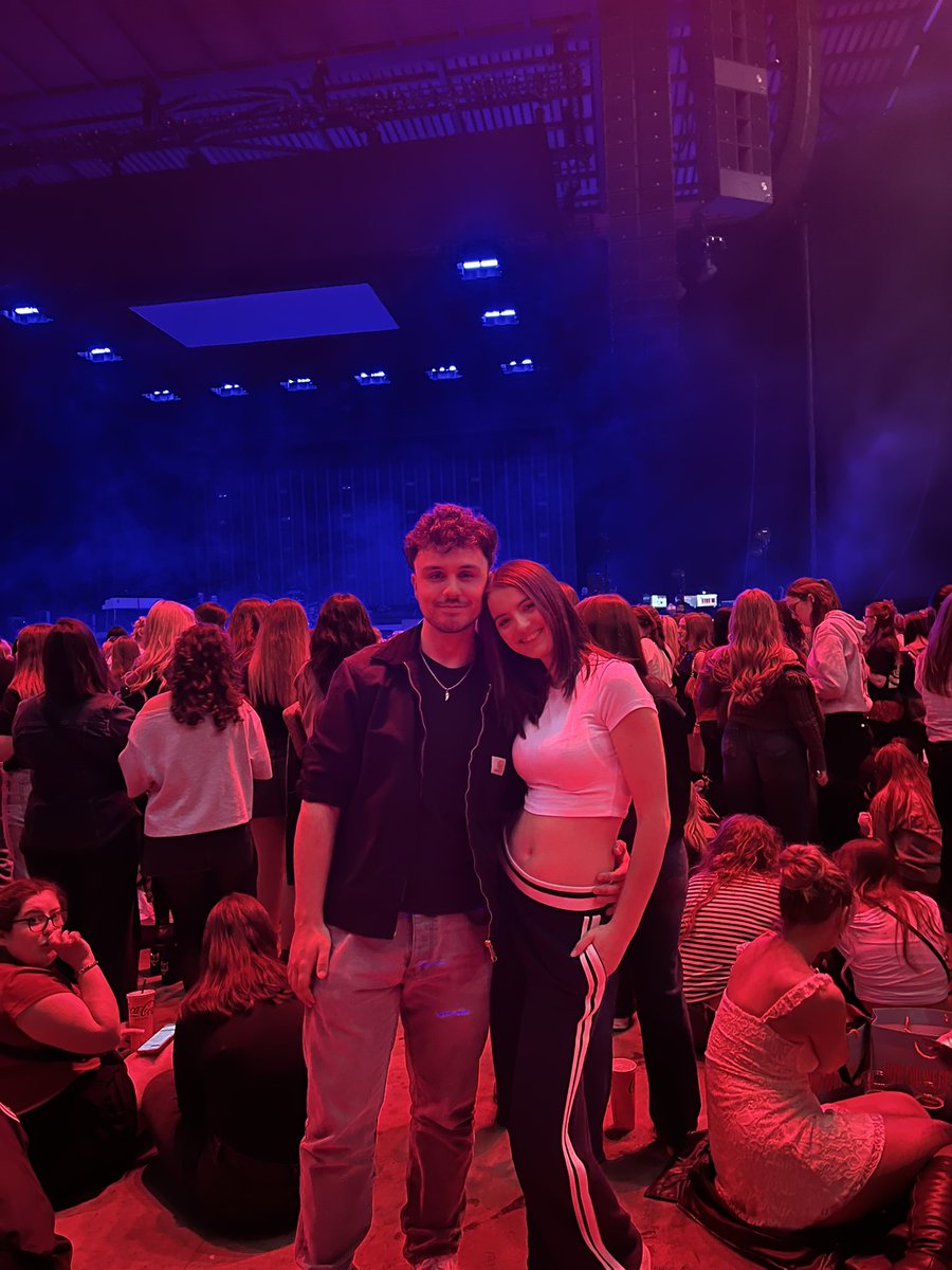 indiarainrocks's tweet photo. 📍HDIGHT leeds night 3/4

introduced bf to the wonderful word of solo 1d 🙂‍↕️ https://t.co/AxCBtFhjNV