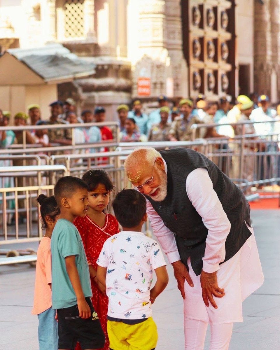 Manish___2's tweet photo. विश्व के नेता भारत के प्रधानमंत्री माननीय नरेंद्र मोदी जी ने काशी विश्वनाथ मंदिर में दर्शन किये। महादेव की कृपा सदैव बनी रहे
@narendramodi 
@BJP4India https://t.co/GHCzeQl53c