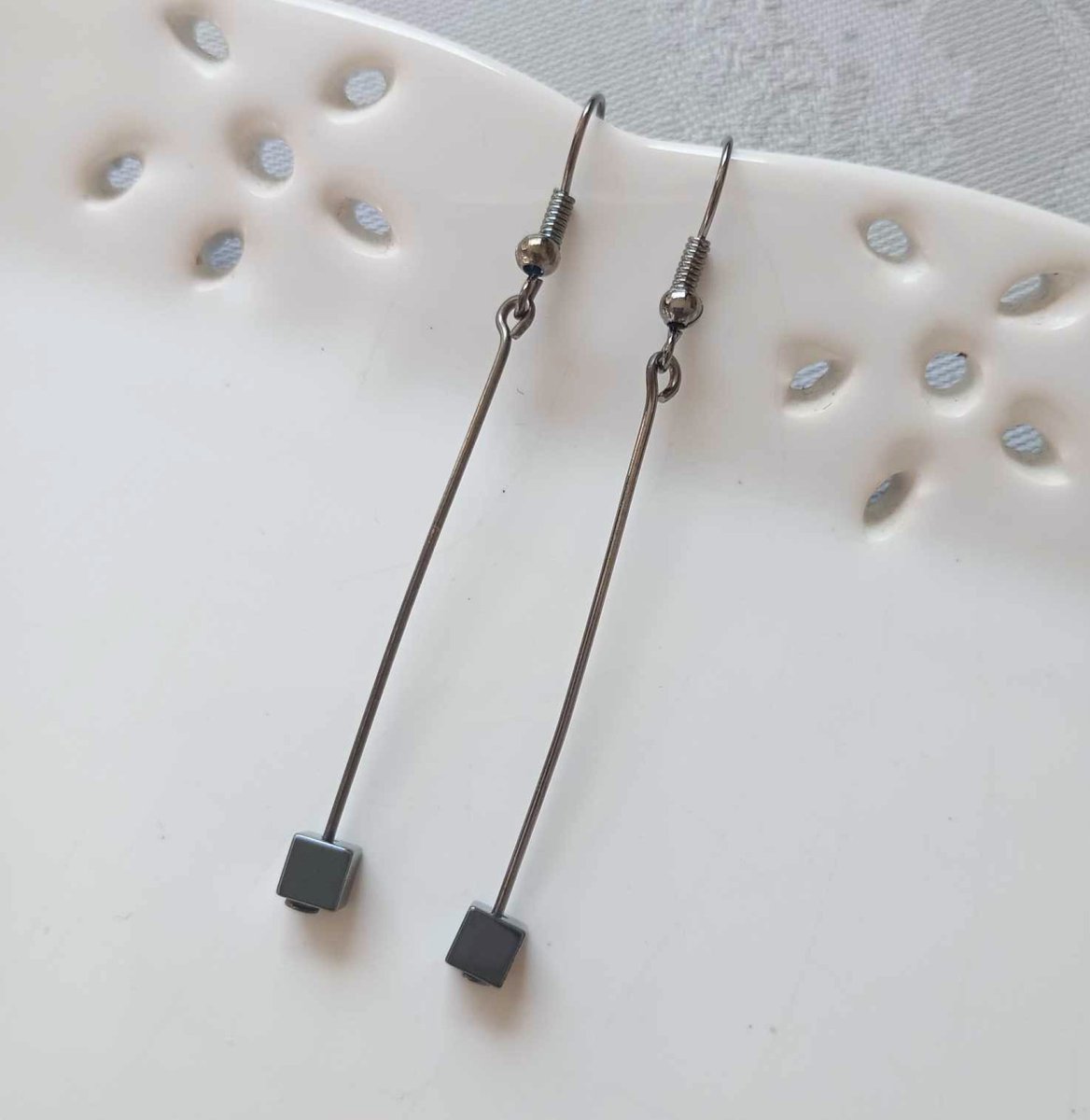 LovesVintage43's tweet image. Buy Any 2 Items in Store Save 10% 🧡 
Minimalist Style Hematite Cube Dangle Gunmetal Earrings on Fish Hooks, Also in Clip Ons. Available at Amazon UK  🖤 #Amazon #shopindie #shopsmall #UKMakers #CraftBizParty #earrings #smallbiz #HandmadeHappiness  amazon.co.uk/dp/B09XPW1MYQ