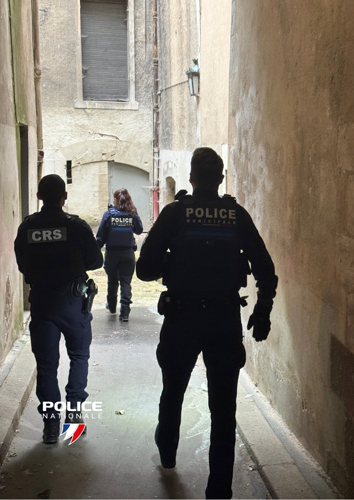 PoliceNat44's tweet image. #Protéger | Hier, opération #ContreLesTrafics dans le centre-ville de #Nantes avec la police municipale et les #CRS. Des fouilles et vérifications ont été effectuées : 3 individus ont été interpellés, des stupéfiants et des cartouches de cigarettes de contrebande ont été saisis.