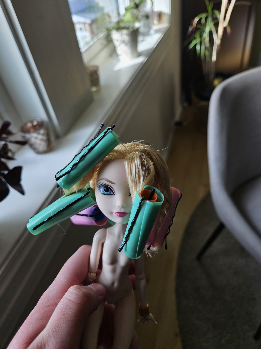 Azowlyphale's tweet photo. My mom found this Apple White someone had thrown away and I tried to restyle her hair, it's not perfect cause the hair is a bit damaged by time but I think it turned out ok 🥹 https://t.co/ono6UJ5nSy