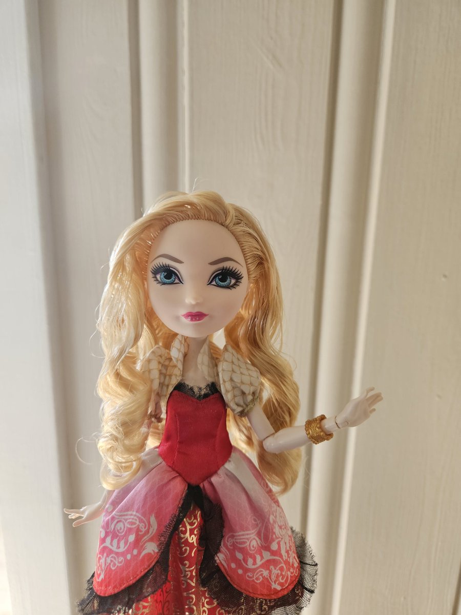 Azowlyphale's tweet photo. My mom found this Apple White someone had thrown away and I tried to restyle her hair, it's not perfect cause the hair is a bit damaged by time but I think it turned out ok 🥹 https://t.co/ono6UJ5nSy
