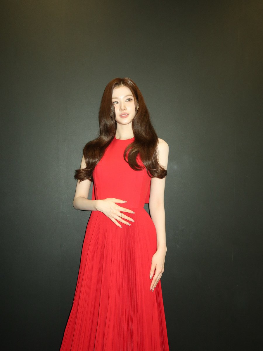 godmitzu's tweet photo. SANA IN HER CUSTOM PRADA DRESS FOR THE DEVIL WEARS PRADA 2 https://t.co/bb8X1otpdS