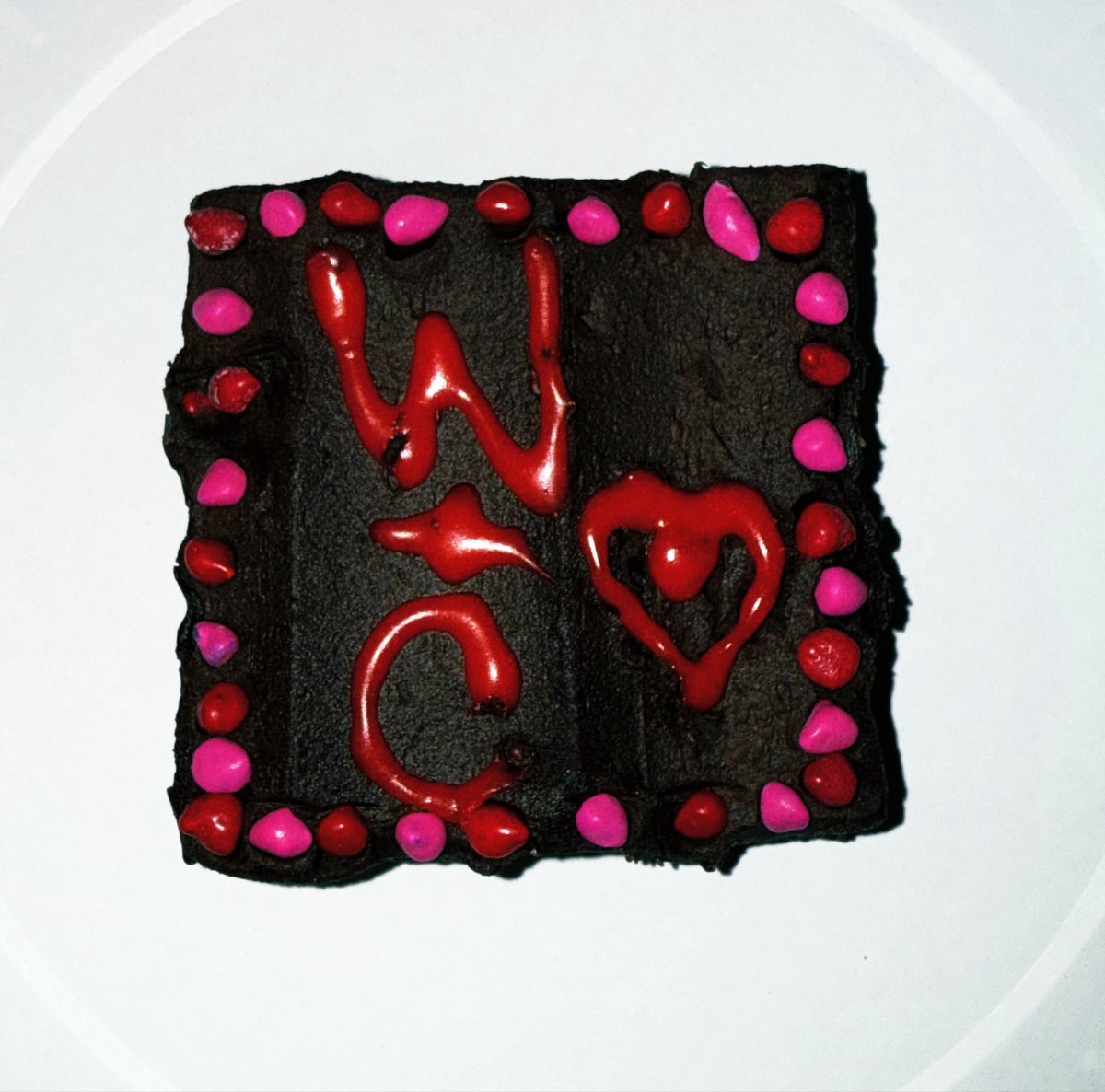 TheDuchessLife's tweet image. Anniversary brownie for the happy couple. 15 years. Look how far we’ve all come. Happy Anniversary to my favorite couple. Here’s to many more. Cheers to you both.  #15YearsOfWillAndKate #RoyalWedding #RoyalWeddingAnniversary #RoyalAnniversary #RoyalCelebrations @KensingtonRoyal