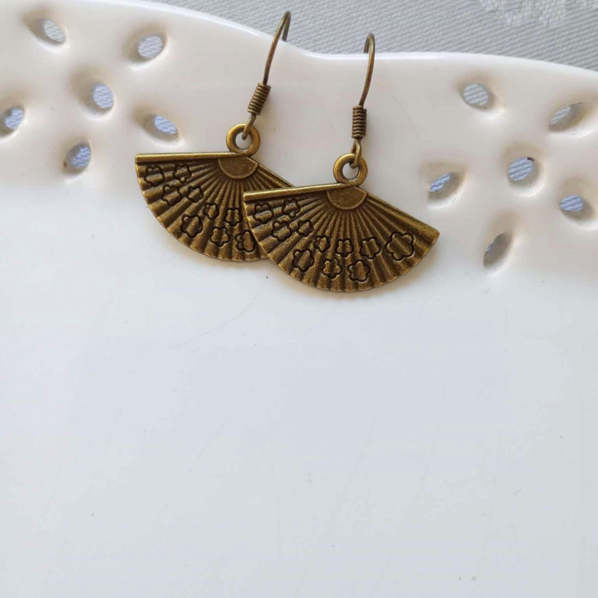 LovesVintage43's tweet image. Buy Any 2 Items in Store Save 10% 🧡
Retro Blossom Hand Fans Antique Bronze Charm Style Earrings on Fish Hooks. Available at Amazon UK  🖤 #Amazon #shopindie #shopsmall #UKMakers #CraftBizParty #earrings #smallbiz #HandmadeHappiness  amazon.co.uk/dp/B09XRBD177