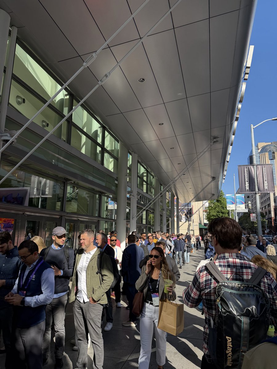 ChristopherFong's tweet image. San Francisco truly is back! #stripesessions security line even if you collected your badge earlier in the week. Any friends here today? Thanks for hosting @stripe 🙏 We should have more conferences in #SF