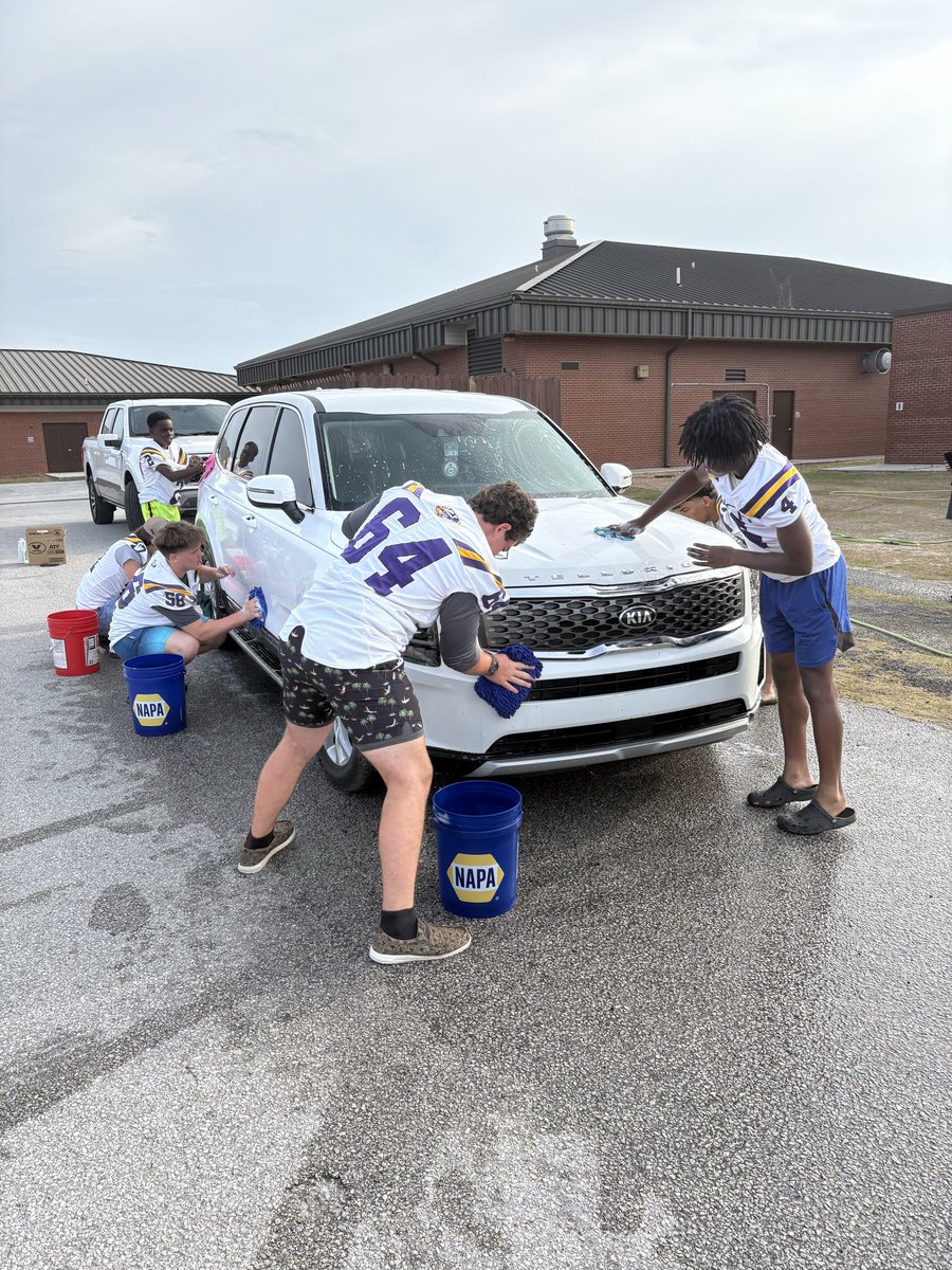 UCH_Football's tweet photo. Teacher Appreciation Week! Washing cars for the staff! 🐅 https://t.co/FgMd61ZlNg