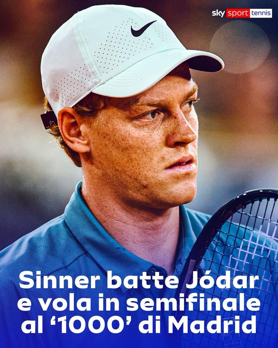 SkySport's tweet image. Jannik Sinner conquista una grande vittoria a Madrid: l’azzurro supera il padrone di casa Rafa Jódar con il punteggio di 6-2, 7-6 e vola in semifinale 🇮🇹

Il numero 1 del mondo, dopo aver annullato una palla break in avvio, ha dominato il primo set con autorità, riuscendo a