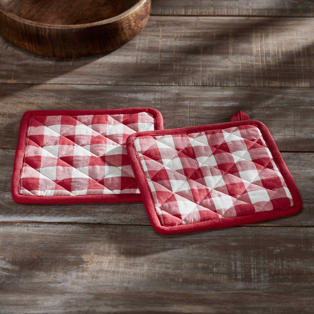 lange_store's tweet image. Elevate your farmhouse kitchen with the Cherry Ann Cotton Pot Holder Set of 2. Find it Online Here: langegeneralstore.com/collections/po…

#potholders #kitchendecor #KitchenEssentials #cooking #homedecor