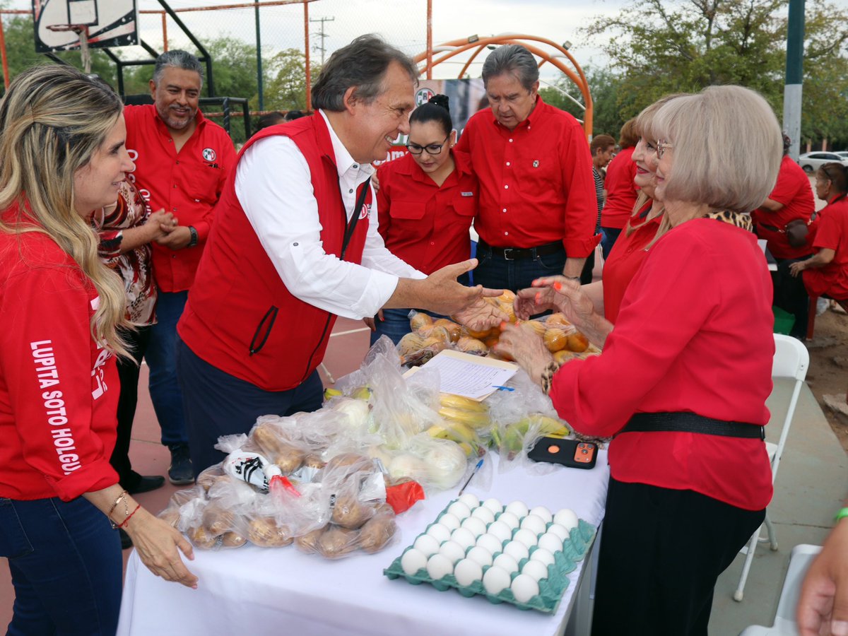 huatalupe's tweet photo. Exitosa jornada comunitaria en El Sahuaro 🙌
Servicios médicos, asesoría legal, lentes gratuitos, alimentos a bajo costo y más, en equipo con #PRISonora y #PRIHermosillo.
Nos acompañó nuestro querido amigo @Jorge_Meade , del CEN.
#TrabajoTerritorial https://t.co/za7nxsbiJT