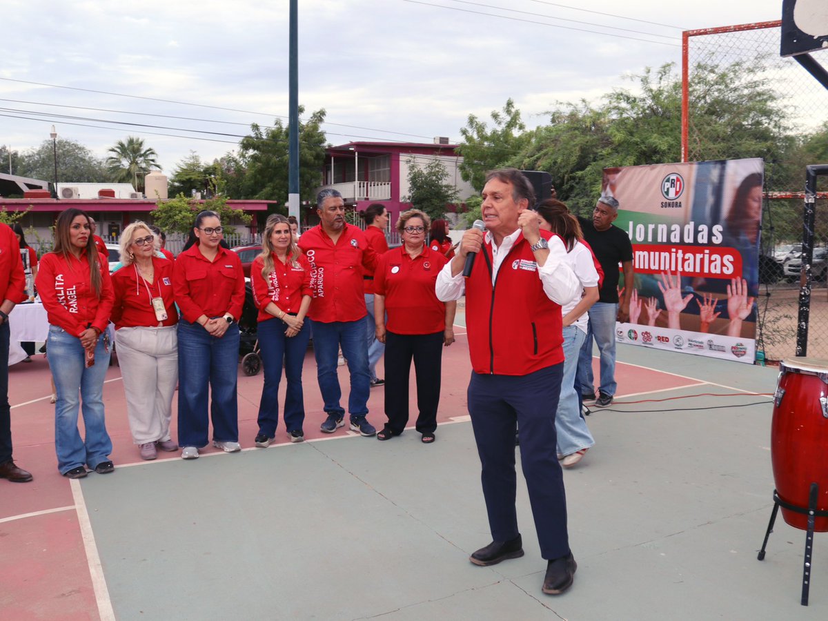 huatalupe's tweet photo. Exitosa jornada comunitaria en El Sahuaro 🙌
Servicios médicos, asesoría legal, lentes gratuitos, alimentos a bajo costo y más, en equipo con #PRISonora y #PRIHermosillo.
Nos acompañó nuestro querido amigo @Jorge_Meade , del CEN.
#TrabajoTerritorial https://t.co/za7nxsbiJT