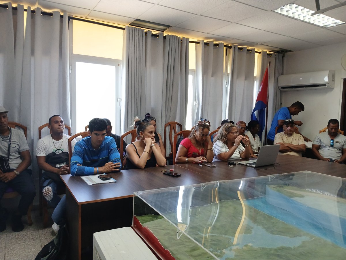 Hoy compartimos con los trabajadores. Se debatieron temas relacionados con la organización laboral y los detalles organizativos para el Desfile por el Primero de mayo. #SantiagodeCuba