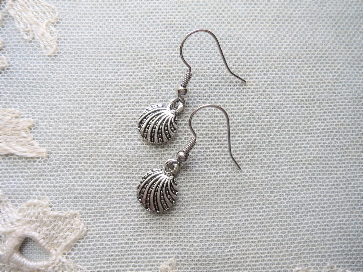 LovesVintage43's tweet image. Buy Any 2 Items in Store Save 10% 🧡
Tiny Scallop Shells Antique Silver Charm Style Earrings on Fish Hooks. Available at Amazon UK  🖤 #Amazon #shopindie #shopsmall #UKMakers #CraftBizParty #earrings #smallbiz #HandmadeHappiness  amazon.co.uk/dp/B09XVCTQYH