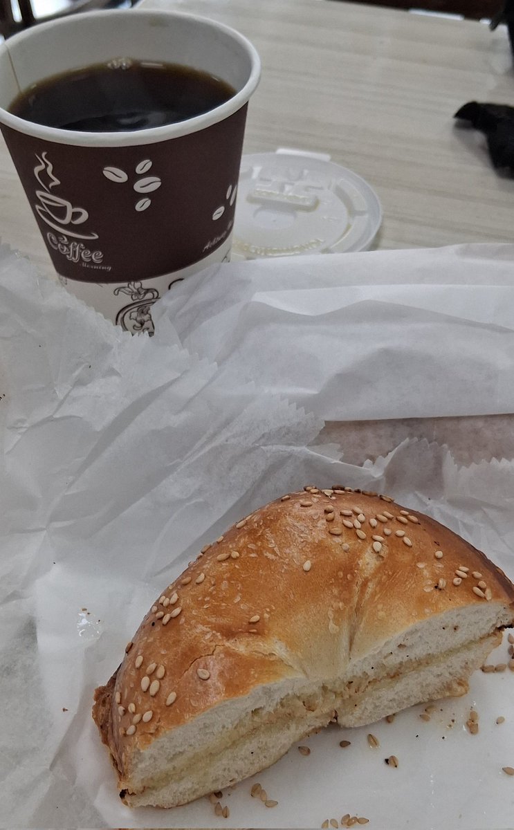 Elkie6's tweet image. Today's office #Wednesday #coffee #bagel #potd