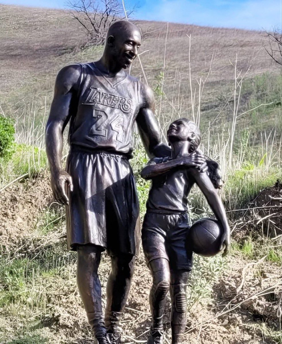 MambaArchives's tweet image. Kobe and Gianna Statue was built by fan at the accident side