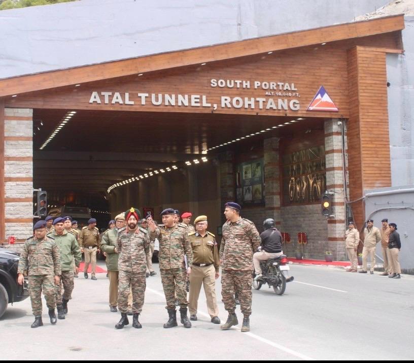 BROindia's tweet image. #DeshKaBRO #AtalTunnel #HimachalPradesh #InfrastructureForNation 

28–29 अप्रैल 2026 को Lt Gen Harpal Singh, DGBR ने Atal Tunnel, Rohtang का दौरा किया तथा हिमाचल प्रदेश में Project Yojak और Project Deepak द्वारा किए जा रहे सामरिक महत्व के कार्यों की समीक्षा की।
उन्होंने अग्रिम