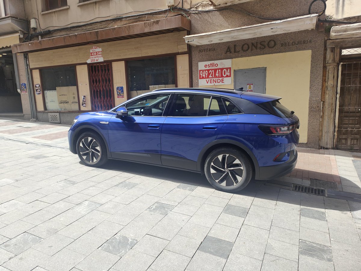 Sois unos pringaos.
Si <a href="/AnaGuarinos/">Ana Guarinos López</a> os da una tarjeta VIP, no os hace falta pagar la zona azul, podéis aparcar en la calle Mayor y utilizar el coche sin problema para ir a recoger a los niños al colegio.
