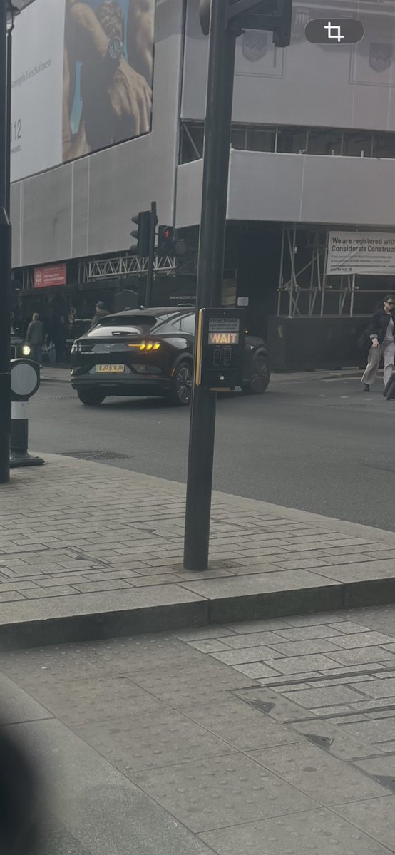 GarisScott's tweet image. Another “driverless “ vehicle doing an illegal right 
Piccadilly into ablemarle st to get out of the traffic