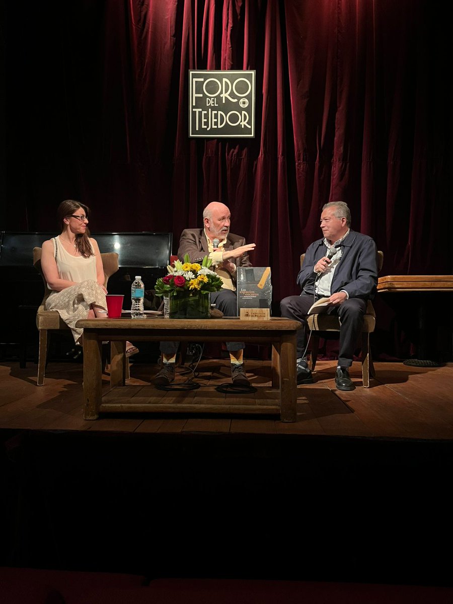 cernicalo's tweet photo. Anoche durante la presentación de Los lugares oscuros y otras narraciones extraordinarias en El Péndulo de la colonia Roma con mis amigos @antoniacuervo y @MarcoSa1966  y Rubén Camarillo autor de la tercera fotografía. https://t.co/TsxSdQdr9o
