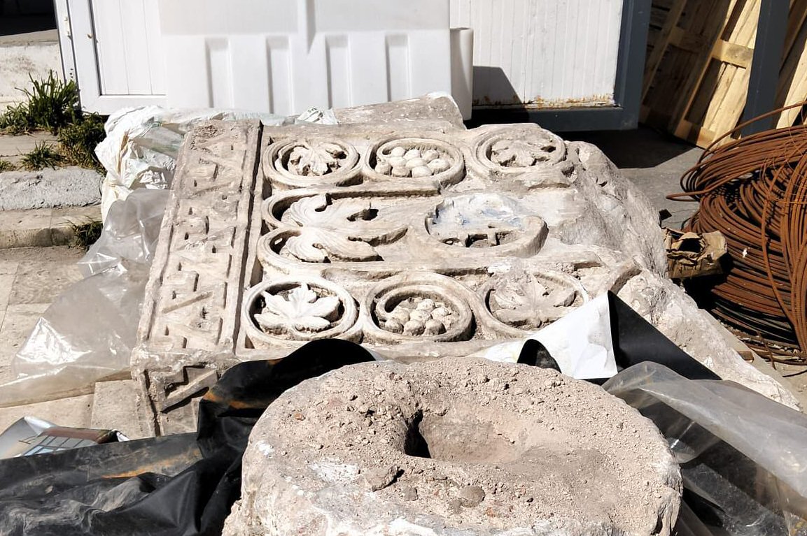 matruskaninhici's tweet photo. Skandal bir durum eğer haber doğruysa. Ömer Erbil'in çok uzun yıllardır bu tip haberler yapan bir gazeteci olduğunu düşünürsek, doğrudur. 3 kere okudum, hayret ettim. Böyle önemli bir haberi yeni öğrenmemize de hayret ettim, bu tweeti görenlerin ilgi göstermemesine de. Durumu özetlemeye çalışacak ve çeşitli sorular soracağım şimdi.

Saraçhane'deki Aziz Polyeuktos Kilisesi'nin İstanbul'un tarihi, mimarisi ve sanatı için taşıdığı önemi bu alanlara ilgisi olan herkes iyi bilir. 1204-1261 tarihleri arasındaki Latin İstilası'nda İstanbul'dan birçok Bizans eserinin Avrupa'ya kaçırıldığı malum. Bunlar içerisinde günümüzde İBB'nin restorasyon ve kazı faaliyetini yürüttüğü Aziz Polyeuktos Kilisesi'ne ait parçalar ise en çok bilinenlerdir. Kimi Arkeoloji Müzesi bahçesinde, kimi Molla Zeyrek Camii'nin (Pantokrator Manastırı Kilisesi) minberinde, kimi ise Venedik'teki San Marco Kilisesi'ndedir. Aziz Polyeuktos Kilisesi'nin mezbelelik durumuna, buradan dağılan parçaların günümüzdeki durumlarına, aşağıya ekleyeceğim tweetlerde birçok kez değinmiştim geçmişte; birçok kişi de sıklıkla bahseder zaten.

Aziz Polyeuktos Kilisesi ile alakalı her türlü buluntu ve kalıntı İstanbul için çok ama çok önemli. Bu muazzam anıttan günümüze ulaşan parçaları başka yerlerde görebilmek beni her daim mutlu eder. Venedik'e gitmek ve bu parçaları yakından görebilmek de hayallerimden biridir.

Ancak gözümüzün önünde, Polyeuktos kalıntılarının hemen yanında, eskiden İstanbul Üniversitesi Türkiyat Araştırmaları Enstitüsü olan parselde Fatih Belediyesi'nin inşa etmekte olduğu "İstanbul Üniversitesi İlahiyat Fakültesi Kütüphanesi"nin temel ve hafriyat sürecinde Polyeuktos izleriyle karşılaşılması ve bunun gündem dahi olmaması beni şoka uğrattı.

Bu inşaatı bağımsız bir müteahhit ya da özel bir şirket yapmıyor. İki tane kamu kurumu dört sene önce imzalayıp duyurdukları protokolden hareketle süreci birlikte yürütüyor. Dolayısıyla ekstra hassasiyet taşımaları gerektiğini beklememiz doğal. Ayrıca bu tip süreçler Koruma Kurulları ve Arkeoloji Müzeleri denetiminde yürütülmesi gereken süreçler olduğundan ötürü denetleme yapıldığını da varsaymamız gerekir. Yani birçok kamu kurumu-odağı sürecin içinde olacak, ancak İstanbul'un göbeğindeki bir noktada, böyle önemli bir anıttan kalan parçalar kentin gündemine oturmayacak? Bunu aklınız alıyor mu? Şu an gerçekleşmekte olan tam olarak bu.

Ömer Bey'in paylaştığı fotoğraftaki parçayı anıt hakkında birazcık dahi olsun araştırma yapmış olan herkes tanır. Buradaki parçalar çok özeldir, akılda kalıcıdır. Arkeoloji müzelerindeki tavus kuşu kanatlı bezemeli niş de, Zeyrek Camii minberindeki parça da birçok kişinin belleğindedir. San Marco Bazilikası önündeki parçalar da keza. Ekteki fotoğrafları karşılaştırınız ve parçanın değerini anlayınız. 

Peki sadece bu parçalara mı ulaşıldı? Daha fazlası bulundu da saklanıyor mu? Kazı ne şekilde yürütüldü? Bulunanlara rağmen iş makineleri alanda cirit atmaya devam mı etti? Fatih Belediye Başkanı Ergün Turan'ın kendi hesabından paylaştığı videoda kazıklar çakılmasından bahsediliyor. Ne kadar derine inildi? Yapı kalıntılarıyla, duvarlarla hiç mi karşılaşılmadı?

Süreci kim denetledi? İstanbul Arkeoloji Müzeleri mi? Yoksa son zamanlarda kulağıma birkaç ayrı kanaldan çalındığı üzere garip bir şekilde Türk ve İslam Eserleri Müzesi'ne mi geçti denetleme yetkisi? Koruma Kurulları'nın bir dahli oldu mu? Yoksa tamamen inşaatı en kısa sürede bitirmeye mi odaklanıldı? Bugüne dek hiçbir şeyden haberimiz olmadığına göre bazı şeylerin bilinmesinin istenmediği sonucunu çıkarmak anormal değil.

Fatih Belediyesi'nden, İstanbul Üniversitesi'nden, İstanbul Arkeoloji Müzeleri'nden, Kültür ve Turizm Bakanlığı'ndan, Vakıflar Genel Müdürlüğü'nden ve ilgili bölge müdürlüğünden, ilgili Koruma Kurulu'ndan açıklama beklemek kentini ve kentinin kültür mirasını savunmayı her daim önceleyen biri olarak hakkımdır diye düşünüyorum. İBB de Aziz Polyeuktos Kilisesi restorasyonu sürecini yürüten, kütüphanenin yan parselindeki Haydarhane Camii ve Haziresi'ni yenilemiş bir kurum olarak söz hakkına, sorgulama hakkına sahip diye düşünüyorum. Ki bu hakka bence her yurttaş sahip. Bu nedenle hadiseyi duyurmanızın önem arz ettiği kanaatindeyim.

@FatihBelediye 
@istuniresmi 
@istanbul_1_blg 
@VakiflarGM 
@TCKulturTurizm 
@IbbMiras 

1. görsel Ömer Erbil'in paylaşımından. 2. ve 3. görsel Robert Nelson'ın "The History of Legends and the Legends of History: The Pilastri Acritani in Venice" isimli makalesinden. 4. görsel Ergün Turan'ın bizzat paylaştığı videodan.
