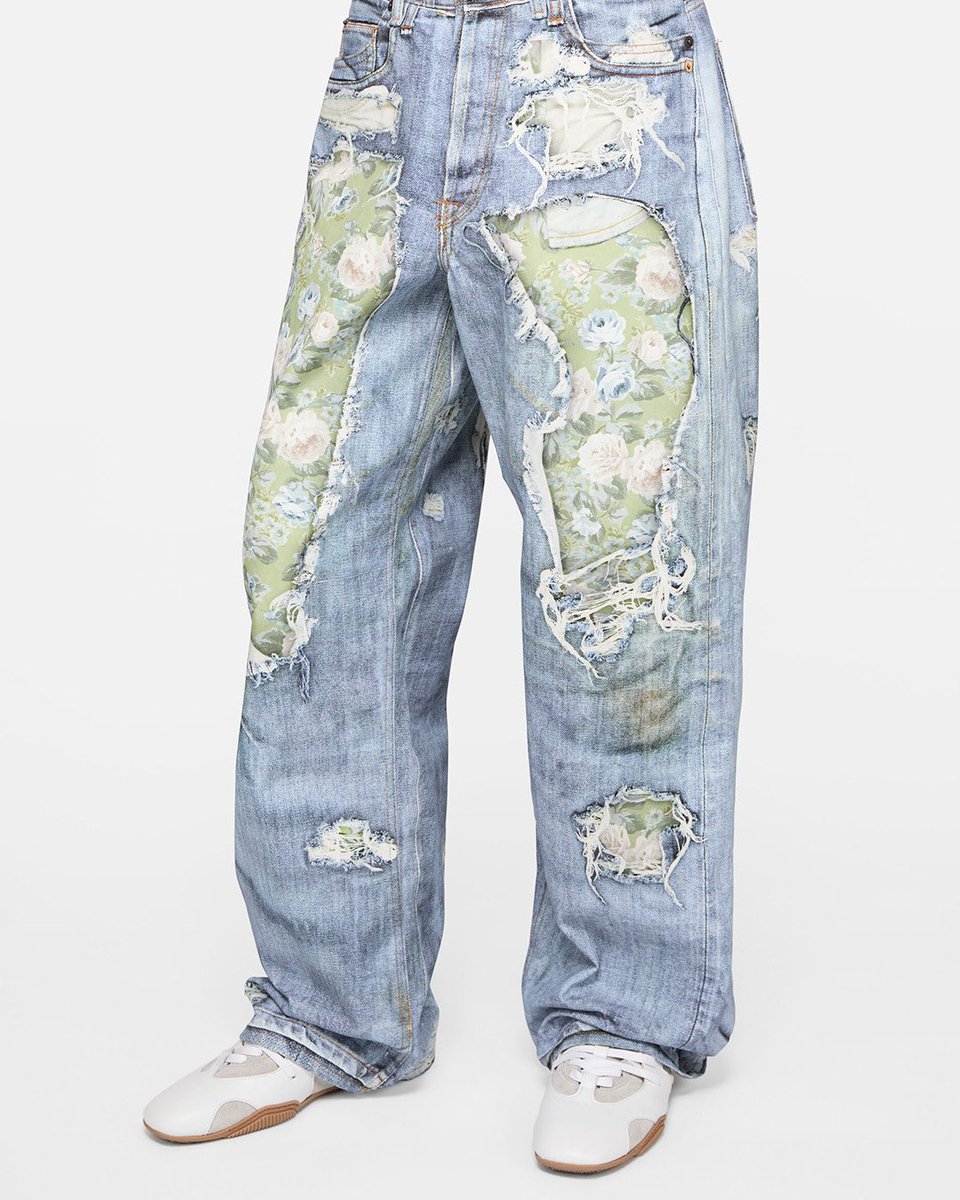 simonsaysdrip's tweet image. Acne Studios flips denim on its head with its 1981 jeans — trompe-l’œil tears revealing floral “grandma couch” upholstery underneath
distressed, but make it interior design 🛋️👖
#AcneStudios #Denim