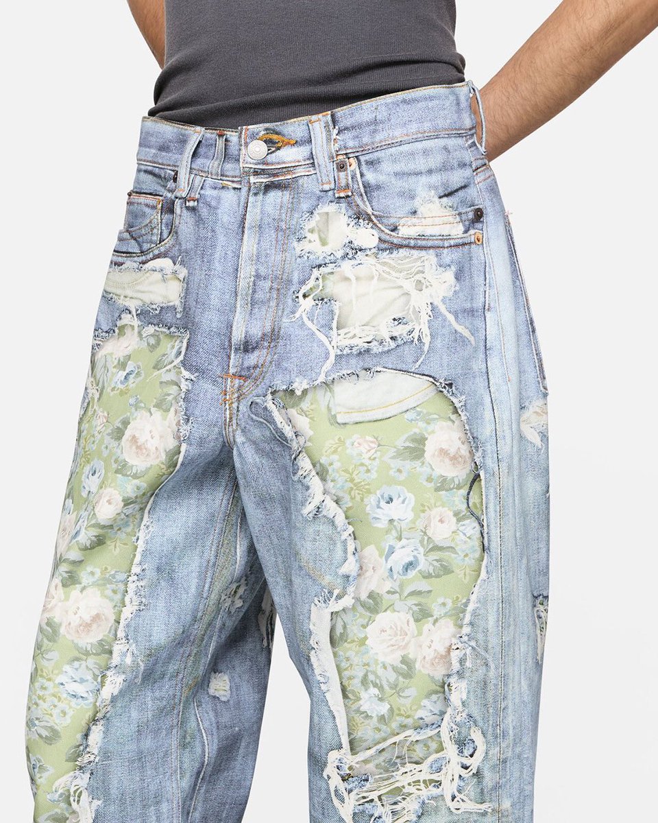 simonsaysdrip's tweet image. Acne Studios flips denim on its head with its 1981 jeans — trompe-l’œil tears revealing floral “grandma couch” upholstery underneath
distressed, but make it interior design 🛋️👖
#AcneStudios #Denim