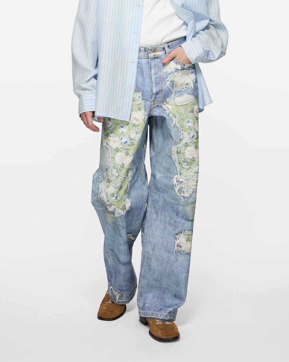 simonsaysdrip's tweet image. Acne Studios flips denim on its head with its 1981 jeans — trompe-l’œil tears revealing floral “grandma couch” upholstery underneath
distressed, but make it interior design 🛋️👖
#AcneStudios #Denim
