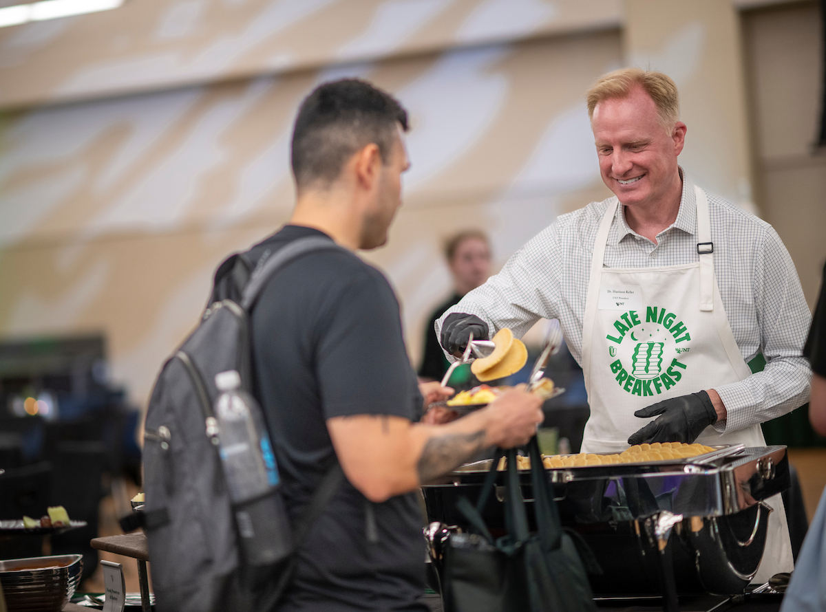 UNTPrez's tweet photo. Our leadership team had a great time serving Late Night Breakfast last night as Spring semester comes to a close. One of my favorite @UNTsocial traditions. 🥞

Serving and celebrating our students never gets old.

Finish strong, Mean Green! 💚 #UNT #GoMeanGreen https://t.co/2918TUJ8BV