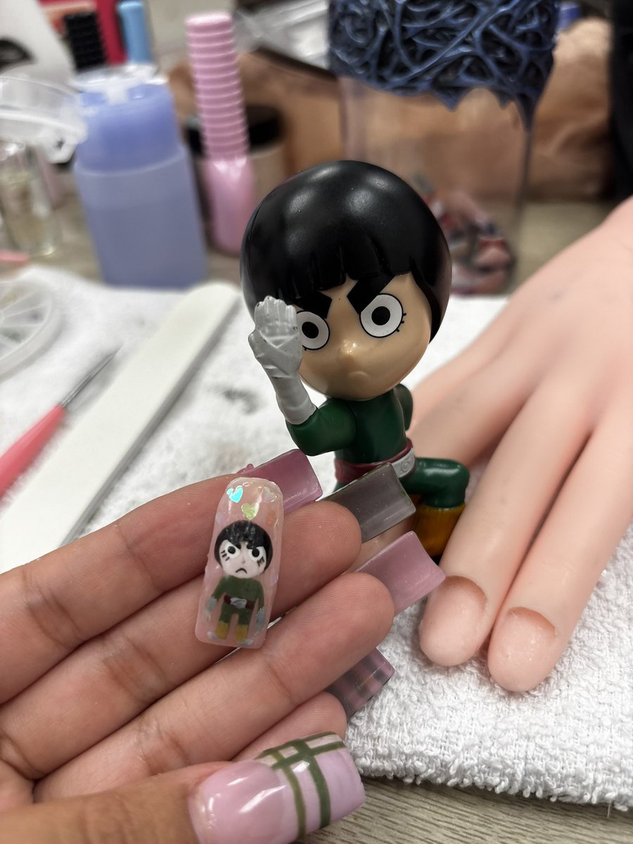 itssam7_'s tweet image. hiii guys i haven’t told ya my business in a while …. in getting my nail license. how we liking my rock lee? i love him 😭💚 #nailart #rocklee #naurto