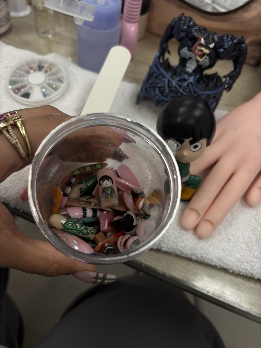 itssam7_'s tweet image. hiii guys i haven’t told ya my business in a while …. in getting my nail license. how we liking my rock lee? i love him 😭💚 #nailart #rocklee #naurto