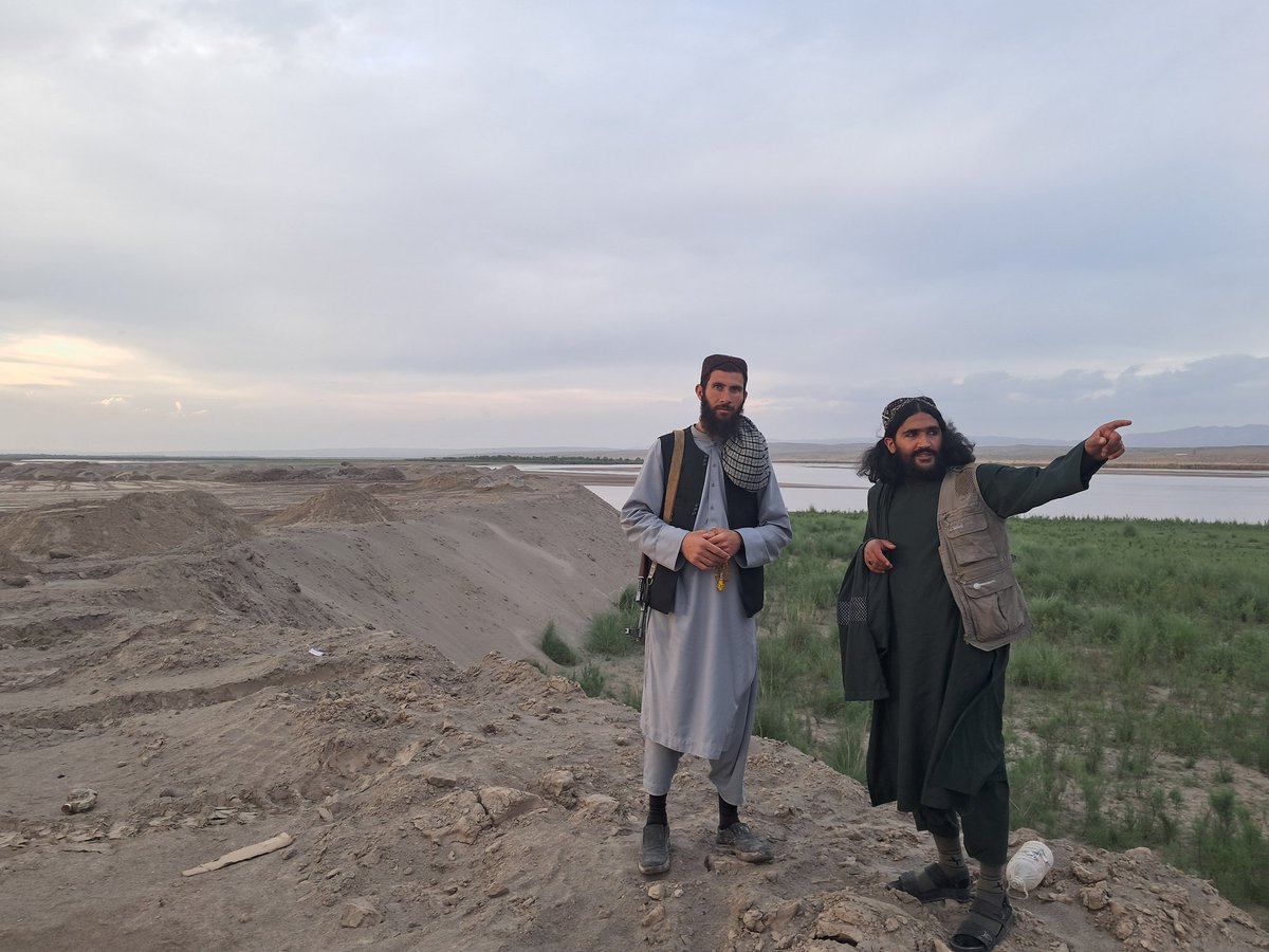قاری صاحب ویل هااغه پوسته د تاجکستان ده 
دریایی آمو او د قوشتېپې کانال سربند