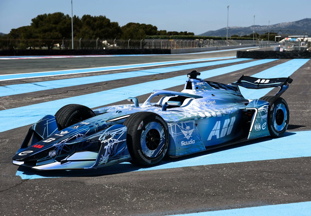 MadridMotorS's tweet image. (1/2) New GEN4 de la Formula E season 2026-2027 asi es el coche de carreras de la categoria electrica que pone contra las cuerdas a la F1 con 805HP de potencia en su Attack mode consiguiendo una... #formulae #racecar #motorsports #FelizMiércoles #FelizMiercolesATodos