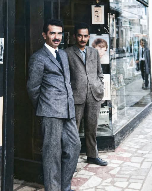 TOPRAK_2_'s tweet photo. Trabzon Uzun Sokakta 24 Şubat Kitabevi.
Sahipleri Orhan ve Turhan Karaali kardeşler,kitap satmanın ötesinde başka bir şey yaparlardı.
Sokağın akışına küçük ama derin bir iz bırakırlardı.Belki de dünyada pek rastlanmayacak bir fikirle,içeriden vitrin camına bir romanı yaslarlar,her gün sadece bir sayfasını çevirirlerdi.
O camın önünden geçen biri,farkında olmadan bir hikayenin içine çekilirdi.Ertesi gün aynı yerden geçenler,bir önceki sayfayı hatırlamaya çalışır,kaldığı yerden okumaya devam ederdi.Kimisi aceleyle geçerken bir cümle yakalardı,kimisi durup birkaç dakika ayırırdı.Ama herkes,o vitrine bırakılan hikayeden bir parça alırdı kendine.
Bu,aslında sessiz bir davetti.“Dur biraz” der gibi… “Koşturmanın arasında bir cümleye tutun.” Kitapçıdan içeri girip kitabı sormayanlar bile,o vitrinin önünde kısa bir yolculuk yapardı.Günler ilerledikçe roman da sokakla birlikte akardı.
Sayfalar çevrildikçe zaman da değişirdi.
Belki bugün o vitrin yok,o sayfalar artık çevrilmiyor.Ama o küçük fikir,bir sokağın hafızasına kazındı.Çünkü bazen bir şehir,en çok böyle küçük ve samimi ayrıntılarla hatırlanır.Bir vitrin camına yaslanmış kitapla,yoldan geçen insanların hayatına sessizce karışan bir hikayeyle.
2018 yılının ikinci haftasında Trabzonda meydana gelen uçak kazasında,uçak pist dışına savrularak eğimli arazide denize 25 metre kala durabilmişti.
Konumuz bu değil..
İlginç olan,
Trabzon Havalimanında kaza-kırım geçiren yolcu uçağı bir operasyonla orada uygun bir yere çekilir.Bagajdaki bavulları,kabin içindeki baş üstü dolaplarındaki çantaları ve diğer eşyaları noter, polis ve sigortacı olarak kendilerinin gözetiminde sahiplerine teslim edilme işlemlerine başlarlar.
Uçakta,mürettebatın dışında 162 yolcu olduğu ve bu yolcuların  120 sinin el bagajlarında veya çantalarında kitap bulunmaktaydı.
Ve bu kitaplardan 16’sı, Prag doğumlu ünlü romancı Franz Kafka’ya aitti. Görevliler,1883’te dünyaya gelen bu romancının Trabzona giden bir uçaktaki yolcular tarafından okunmasına da yine aynı uçakta 120 yolcunun yanında kitap bulunmasına da çok şaşırdıklarını söylerler.
Belki de Uzun Sokakta bir vitrinin önünde başlayan o sessiz okuma alışkanlığı,yıllar sonra bir uçağın içinde insanların çantalarında taşınan kitaplara dönüşmüş haliydi bu.
Alıntı
Orhan ve Turhan Karaali Kardeşler 24 Şubat Kitabevi Önünde.
Fotoğraf Kaynak : Neva Karaali
Selâm olsun güzel yurdumun güzel insanlarına selâm olsun gidenlere....Bin Selam...💙🙏🙏