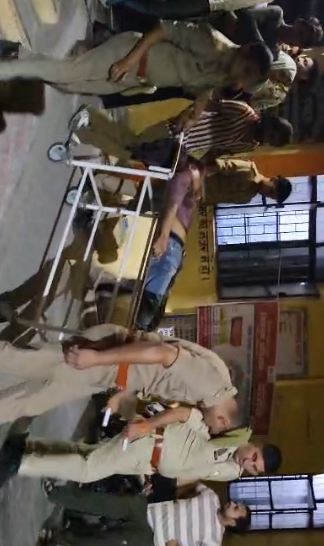 IndiaNewsUP_UK's tweet image. बिजनौर: मेले में बड़ा हादसा 
नाका झूले से गिरकर युवक की मौत।
घटना के बाद अफरातफरी, परिजनों में कोहराम।
पुलिस ने शव पोस्टमार्टम को भेजा, जांच जारी।
बिना अनुमति झूले चलने पर सवाल।
#Bijnor #BreakingNews #UPNews #Accident #Mela #IndiaNewsUP @bijnorpolice