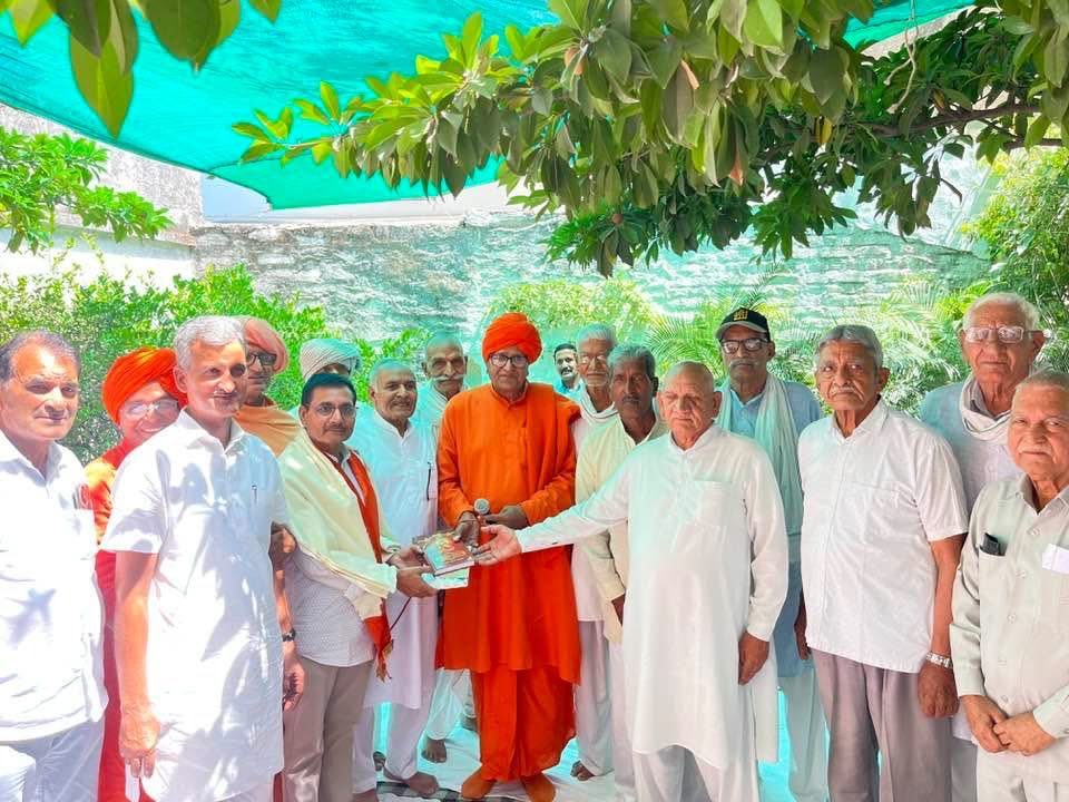 karmanyafdn's tweet photo. आज दादा जी स्व. प्रो. श्योताज सिंह जी की 8वीं पुण्य तिथि के अवसर पर ग्राम जैनाबाद में एक प्रेरणा सभा एवं प्रतिभा सम्मान समारोह का आयोजन किया। इस अवसर पर क्षेत्र के प्रतिभाशाली व्यक्तियों को सम्मानित किया गया और हवन का आयोजन किया गया। https://t.co/QvASvus3lV