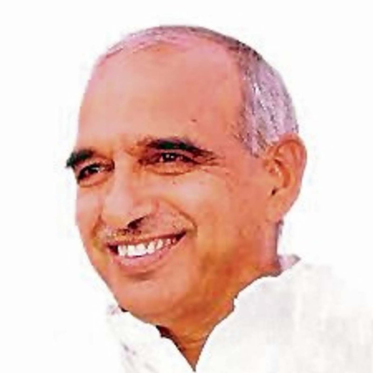 chetram_dhaka's tweet photo. कुलपति प्रो. नरसी राम को कार्यकाल विस्तार देना चौंकाने वाला, अनुचित और संदिग्ध : संपत सिंह

हिसार। इनेलो के राष्ट्रीय संरक्षक एवं पूर्व मंत्री प्रो. संपत सिंह ने गुरु जंभेश्वर विज्ञान एवं प्रौद्योगिकी विश्वविद्यालय, हिसार के कुलपति को दिए गए कार्यकाल विस्तार का कड़ा विरोध करते हुए इसे चौंकाने वाला, अनुचित और संदिग्ध बताया है। उन्होंने कहा कि हरियाणा के राज्यपाल एवं कुलाधिपति असीम कुमार घोष द्वारा प्रो. नरसी राम बिश्नोई को ऐसे समय में कार्यकाल विस्तार दिया जाना, जब उनके खिलाफ गंभीर आरोपों की जांच चल रही है, प्रशासनिक पारदर्शिता और नैतिकता पर गंभीर सवाल खड़े करता है।
प्रो. संपत सिंह ने स्पष्ट रूप से कहा कि प्रो. नरसी राम बिश्नोई उन चार कुलपतियों में शामिल हैं, जिनके खिलाफ हरियाणा सरकार ने सतर्कता जांच (विजिलेंस इंक्वायरी) के आदेश दिए हैं। आरोपों में नियमों के विरुद्ध नियुक्तियां करना और विश्वविद्यालय को वित्तीय नुकसान पहुंचाना शामिल है। इन मामलों की जांच वर्तमान में एंटी-करप्शन ब्यूरो द्वारा की जा रही है। उन्होंने कहा कि प्रधान महालेखाकार (ऑडिट), हरियाणा की रिपोर्ट में भी विश्वविद्यालय में गंभीर वित्तीय अनियमितताओं पर आपत्ति जताई गई है। इनमें सहायक प्रोफेसर को 1.49 करोड़ के संदिग्ध भुगतान, अयोग्य फर्मों को 89.89 लाख का भुगतान, बिना स्वीकृति 89.75 लाख के कार्यों का निष्पादन तथा वाहनों पर अनावश्यक खर्च शामिल हैं। मार्च 2026 की रिपोर्ट में 29 ऑडिट पैरा हैं, जो स्पष्ट रूप से वित्तीय कुप्रबंधन, नियमों के उल्लंघन और अवैध नियुक्तियों की ओर संकेत करते हैं।
प्रो. संपत सिंह ने सवाल उठाया कि जब इतने गंभीर आरोप और जांच लंबित हैं, तो यह कार्यकाल विस्तार किस आधार पर दिया गया? क्या यह जांच को प्रभावित करने का प्रयास नहीं है? उन्होंने चेतावनी दी कि ऐसी परिस्थितियों में सेवा विस्तार देना जांच की निष्पक्षता को प्रभावित कर सकता है तथा साक्ष्यों के साथ छेड़छाड़ या अधिकारियों पर दबाव डालने का जोखिम बढ़ा सकता है। इसे जांच प्रक्रिया को कमजोर करने वाला कदम बताते हुए उन्होंने कहा कि यह निर्णय न केवल गलत है, बल्कि जनहित और शिक्षा व्यवस्था के लिए भी हानिकारक है। प्रो. संपत सिंह ने राज्यपाल से मांग की कि वे इस निर्णय को तुरंत वापस लें और यह सुनिश्चित करें कि जांच बिना किसी दबाव, हस्तक्षेप या प्रभाव के निष्पक्ष रूप से पूरी की जाए।

#INLD #GJU 

@ProfSampatSingh