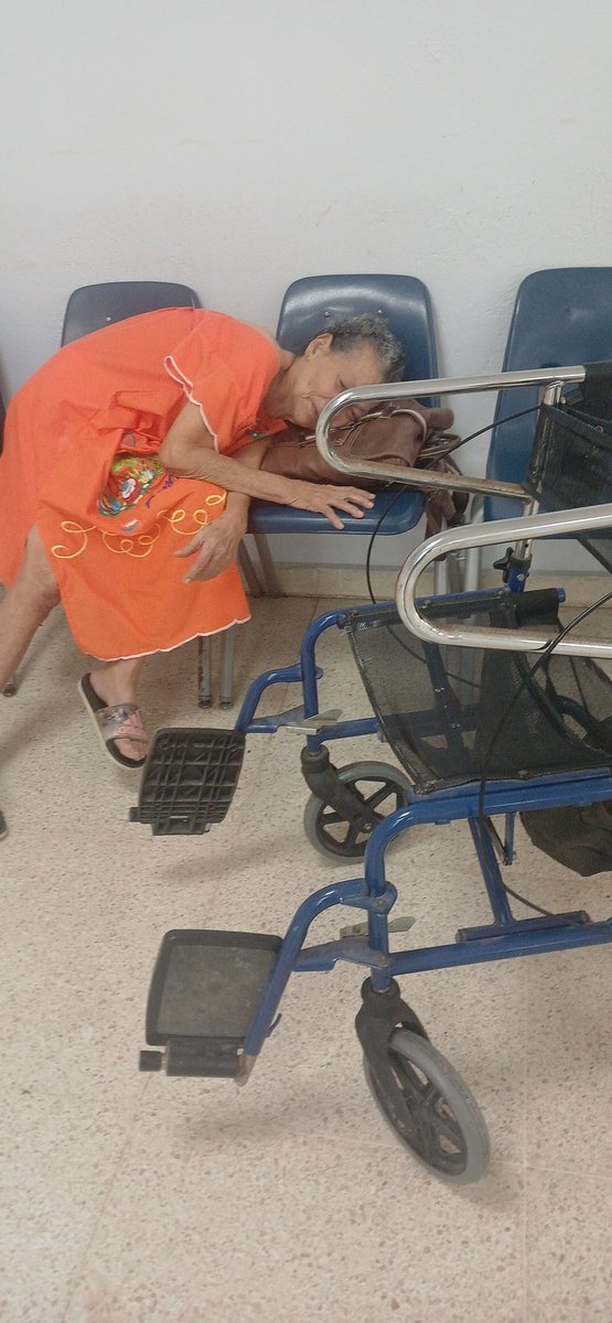 yimaramos's tweet photo. Cada día la atención en la CSS es negligente, no es posible que me digan que el médico es el único que lee los resultados y que traiga a la paciente a las 9 am, son las 11:17 y nada. Mi madre es anciana, con una condición degenerativa. Dónde esta la humanidad? https://t.co/oYq4c5U7wB