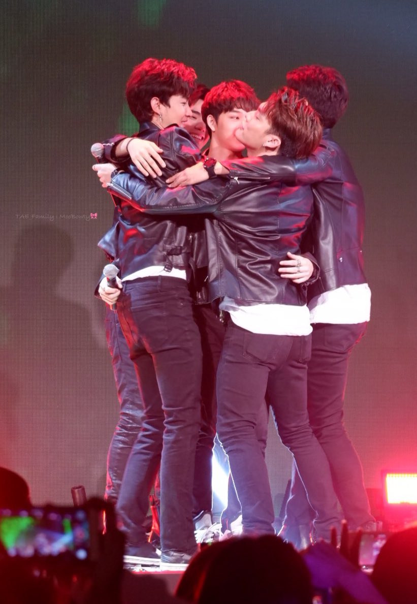 mymelody1402's tweet photo. บาสxคอปคือเด้กแฝดพากันซ่า พลังล้น
บาสxพี่คิมคือพี่ชายกับน้องเล็ก ลุงกับน้อน ผมไม่ใช่คนสปอยน้องหรอกนะ (คะ???)
บาสxตี๋คือเปนแม่กับน้อนน้อย น้วยกันเก่ง โอ๋น้อนเก่ง เลี้ยงน้องเก่ง แมะน้อนที่แท้ทรู
บาสxพี่เต้คือเพาะน้อน แมะบ้าดก้คือเมียพี่ น้อนทำอะไรก้หัวเราะตบมือ เสียเส้นกับบ้าดเก่ง

เต้ตี๋=คู่จิ้น คิมคอป=คู่จิ้น
ยัยบ้าด=ไข่แดงของวง เป็นลูกน้อยของเต้ตี๋ เป็นน้องเล็กของคิมคอป

สำหรับนี่SBFIVEคือครอบครัวคือความผูกพัน ขอบคุณมากๆที่เลี้ยงน้องบาสมาเป็นอย่างดี จนตอนนี้ทุกคนแยกย้ายไปตามเส้นทางของตัวเอง แต่สำหรับนี้คำว่าSBFIVEก็ยังคงอยู่ตลอดไป🥹