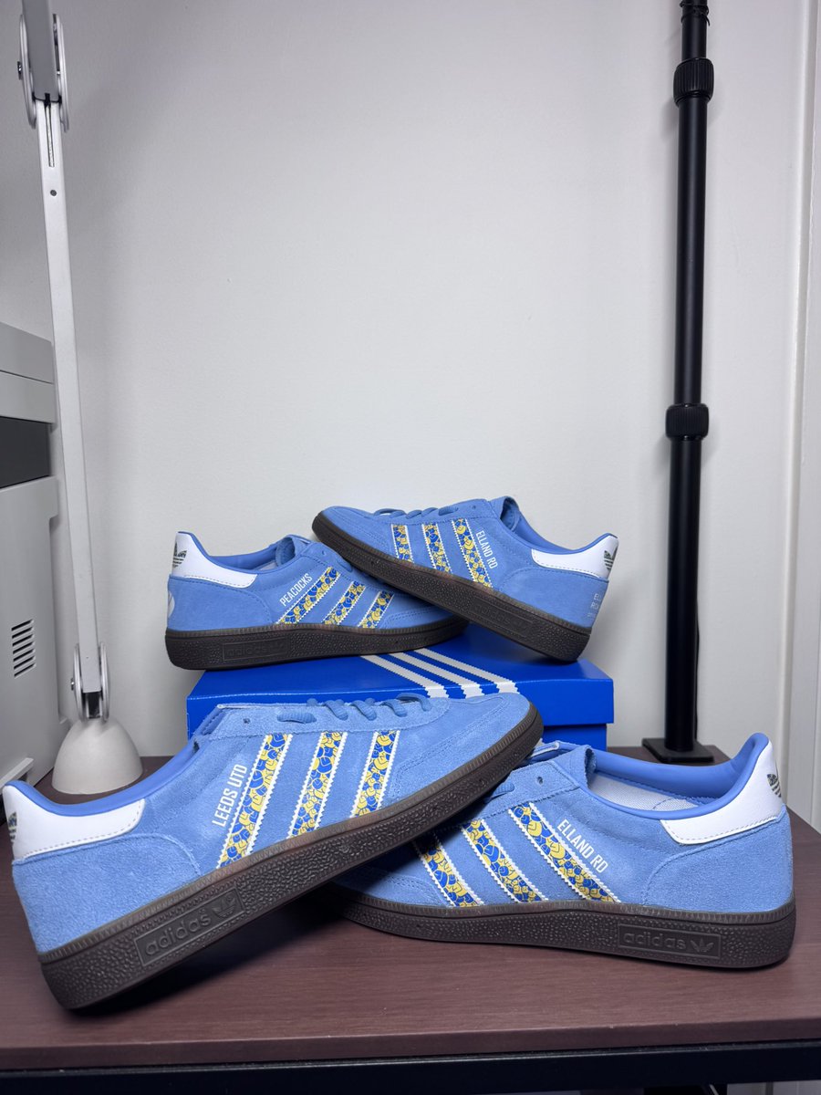 adikoggz's tweet photo. What do you guys think, would you wear these on game day 👏🏼 better yet wear them abroad ✈️

#leeds #leedsunited #leedsunitedfc #lufc #marchingontogether #ellandroad #awaydays #premierleague #leedsleedsleeds #noahokafor #antonstach #ampadu #cheesewedge #southstand https://t.co/AP6TRZ2i5H