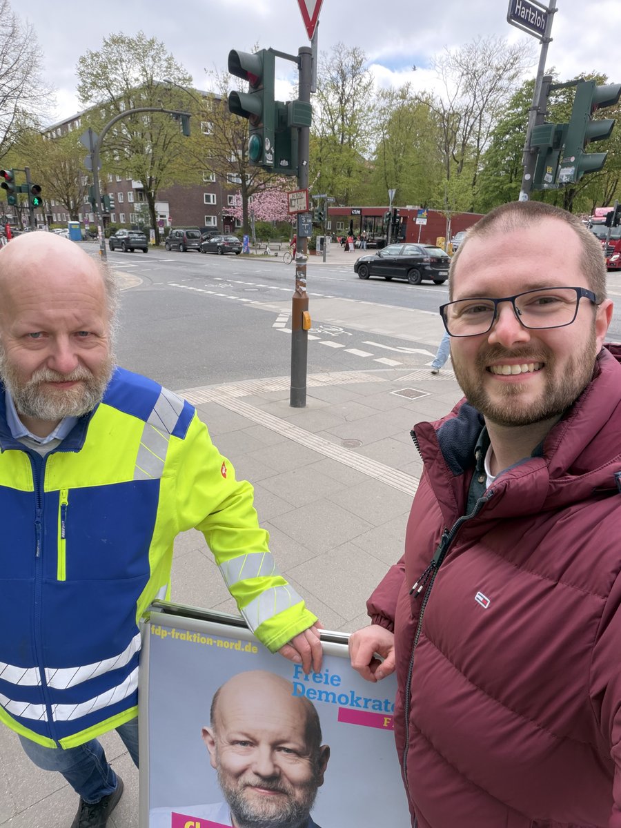 FDP_BVHHNord's tweet photo. Die FDP-Fraktion am #Hartzloh: Unser Abgeordneter Claus-Joachim #Dickow (links) und unser zubenannter Bürger Maurice #Fink nach ihrem Infostand. https://t.co/M0BYPzKv3A