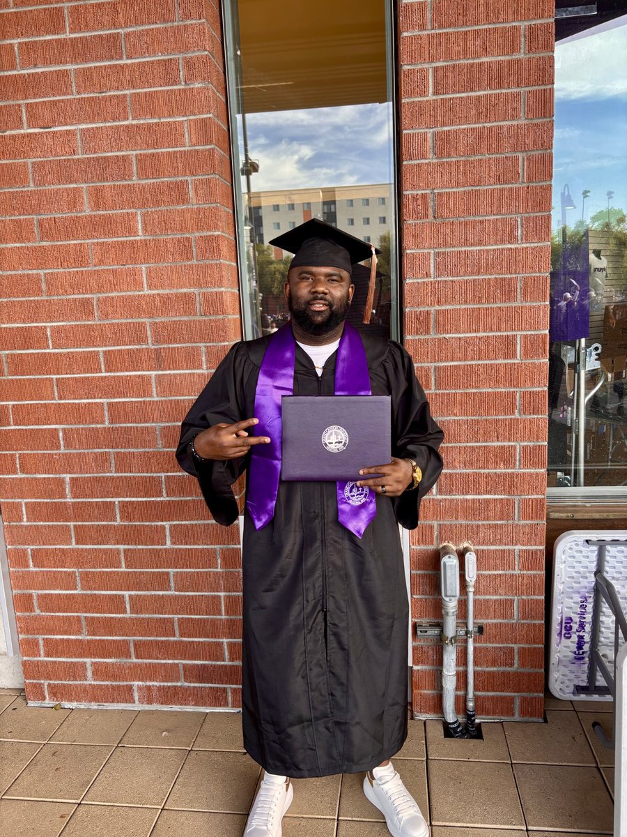 CoachHeem1's tweet image. No 🏈 Today, But Came Out To Phoenix For An Business Trip 👨🏽‍🎓💜 #Psalms20:4 #WeMadeIt