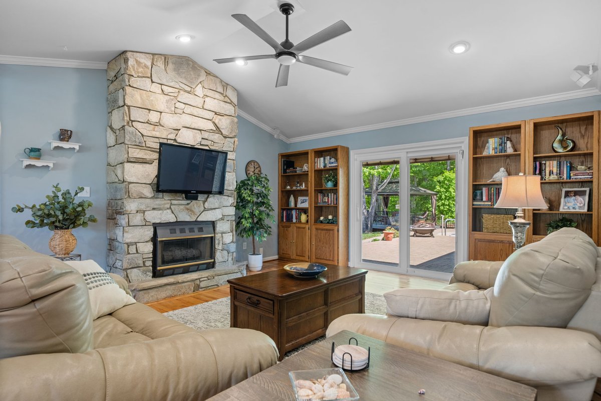 HickoryNCHomes's tweet image. #JustListed Home For Sale with a POOL in Mountain View!
📷 CALL 828-328-9540 to see it TODAY
📷 CLICK for more pictures and information &amp;gt;&amp;gt;
betterfoothills.com/listing/NC/Hic…
📷 Wake up every morning to sweeping mountain views from your own front porch—and that's just the beginning. . . .