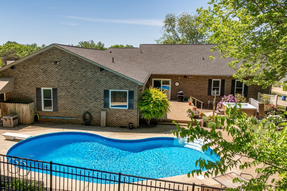 HickoryNCHomes's tweet image. #JustListed Home For Sale with a POOL in Mountain View!
📷 CALL 828-328-9540 to see it TODAY
📷 CLICK for more pictures and information &amp;gt;&amp;gt;
betterfoothills.com/listing/NC/Hic…
📷 Wake up every morning to sweeping mountain views from your own front porch—and that's just the beginning. . . .